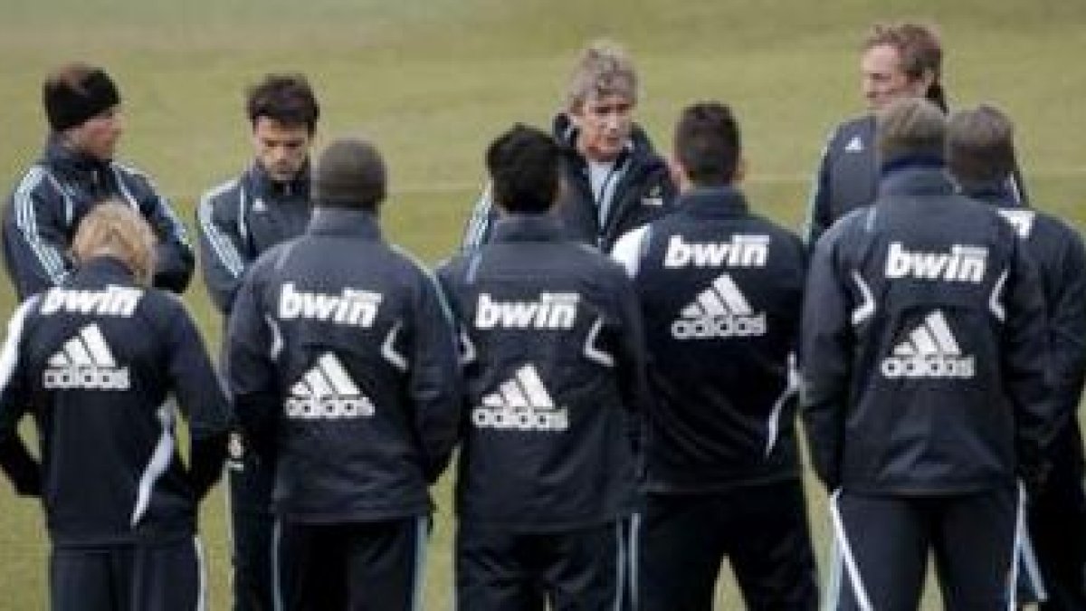 Pellegrini conversa con los jugadores del primer equipo antes de la sesión de entrenamiento de ayer