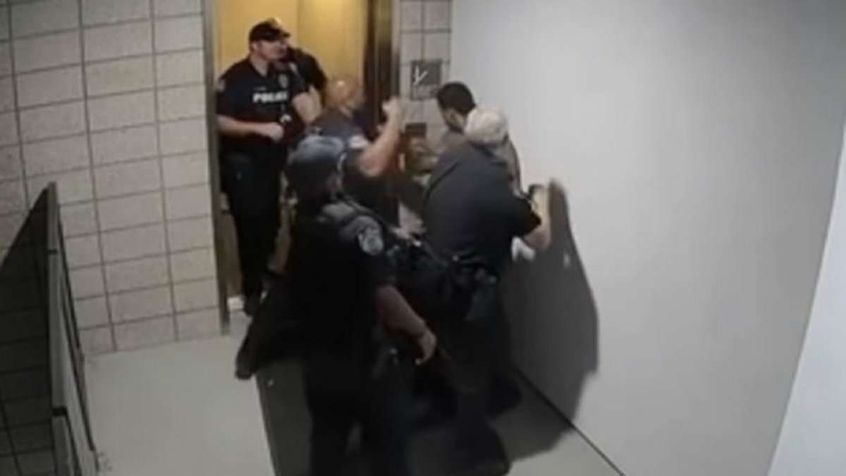 Imagen del incidente protagonizado por agentes de policía de Mesa