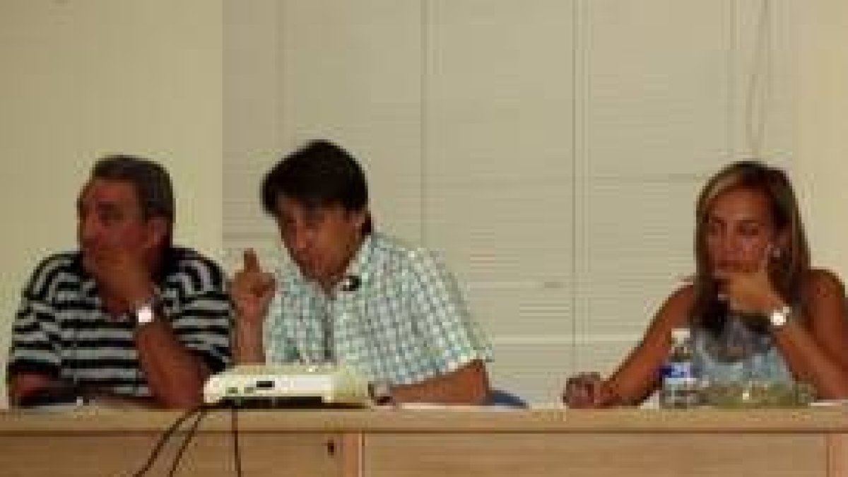 De izquierda a derecha, Lorenzo Carro, Miguel Hidalgo y Maribel Lorenzana durante el pleno