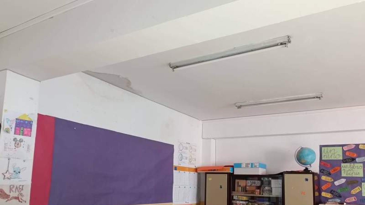 Una de las aulas afectadas en el Colegio Quevedo. DL