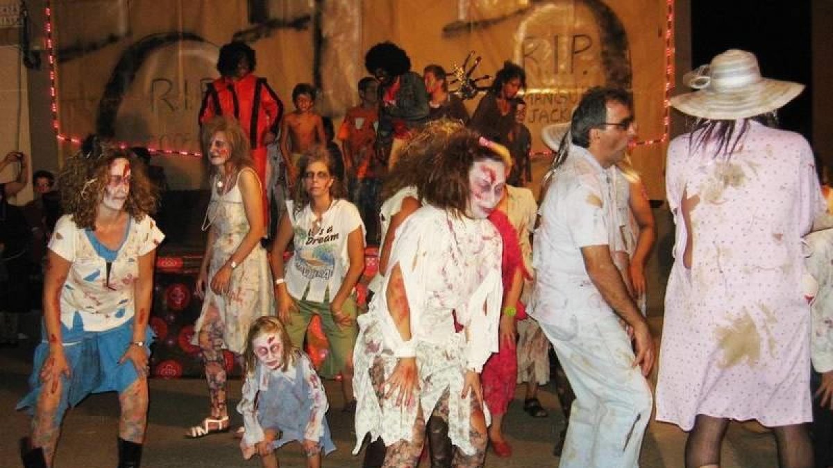 Uno de los barrios se llenó de muertos vivientes para celebrar la ronda de bodegas.