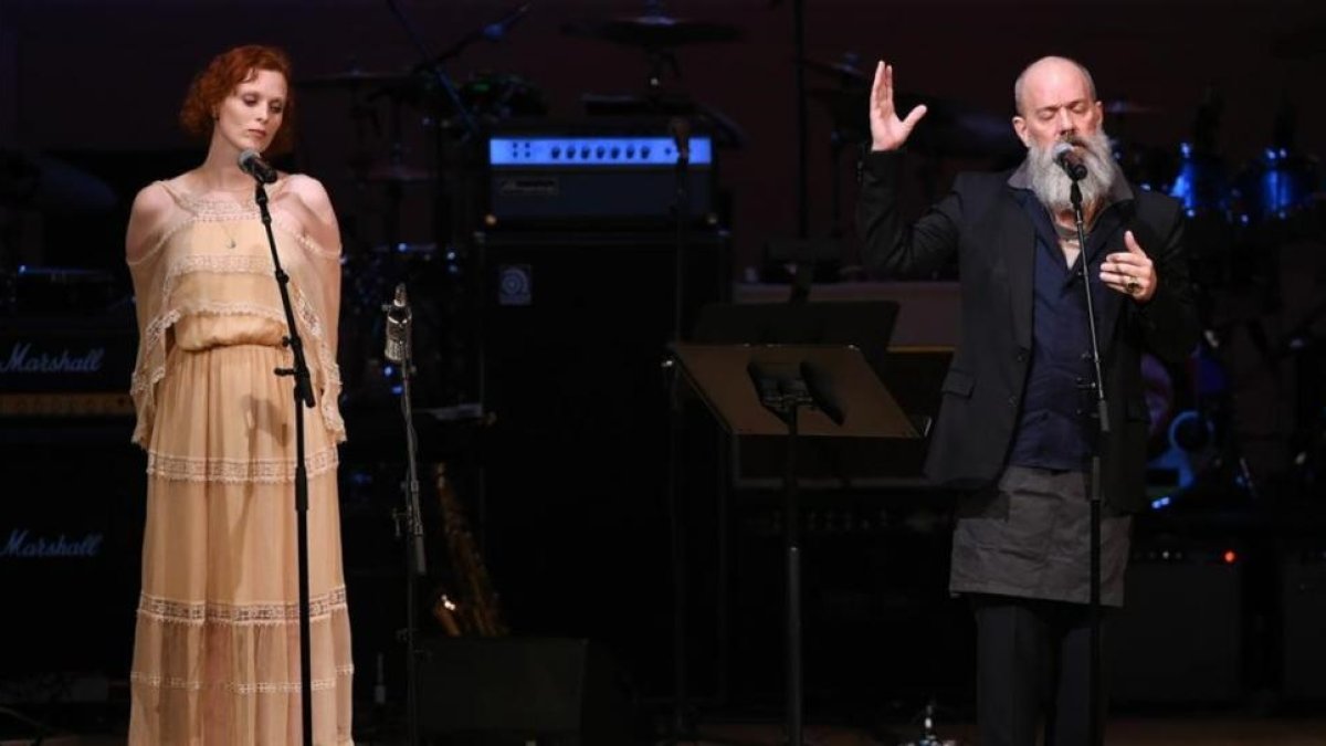 Michael Stipe y Karen Elson, durante la interpretación de 'Ashes to ashes' en la gala de homenaje a Bowie.
