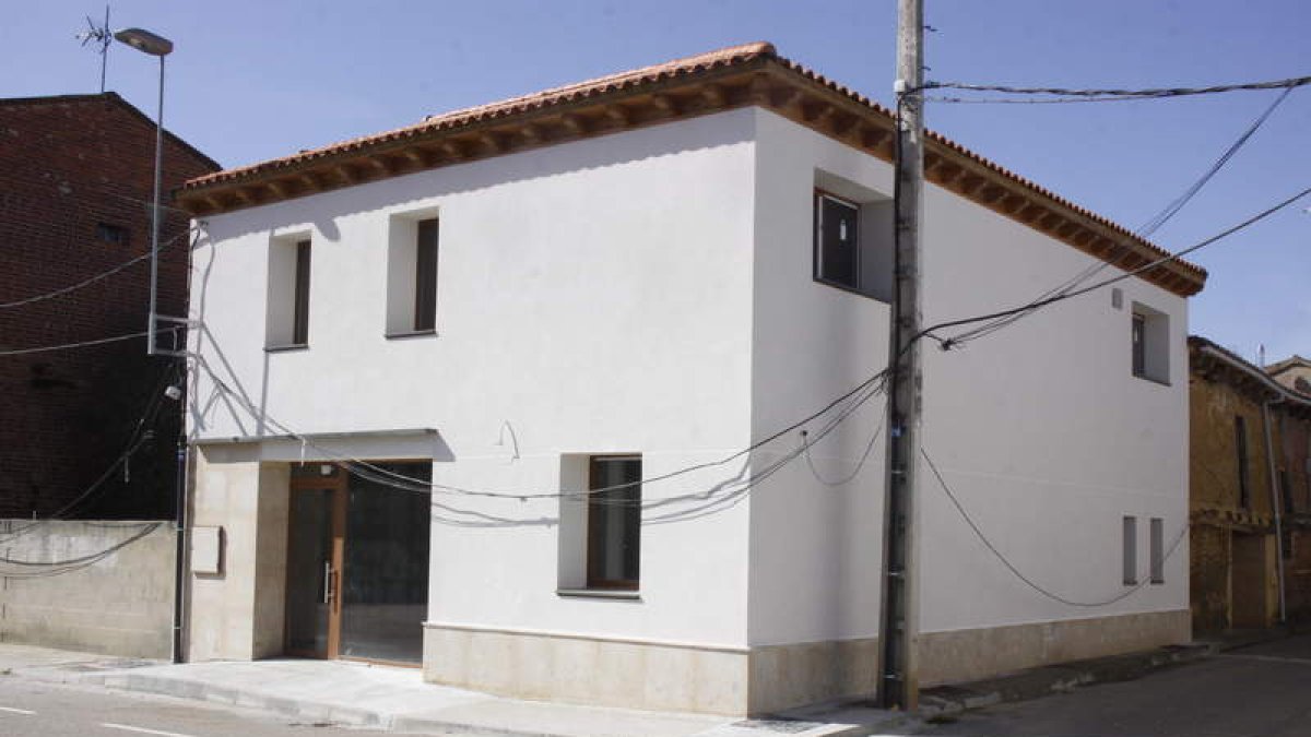 El edificio que acogerá el centro de interpretación de los monasterios de Gradefes. CAMPOS