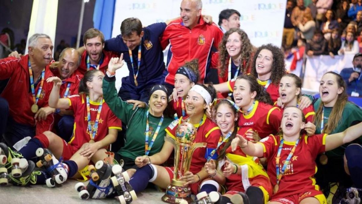 Las chicas de la selección de hockey sobre patines celebran el título mundial conquistado en Chile.