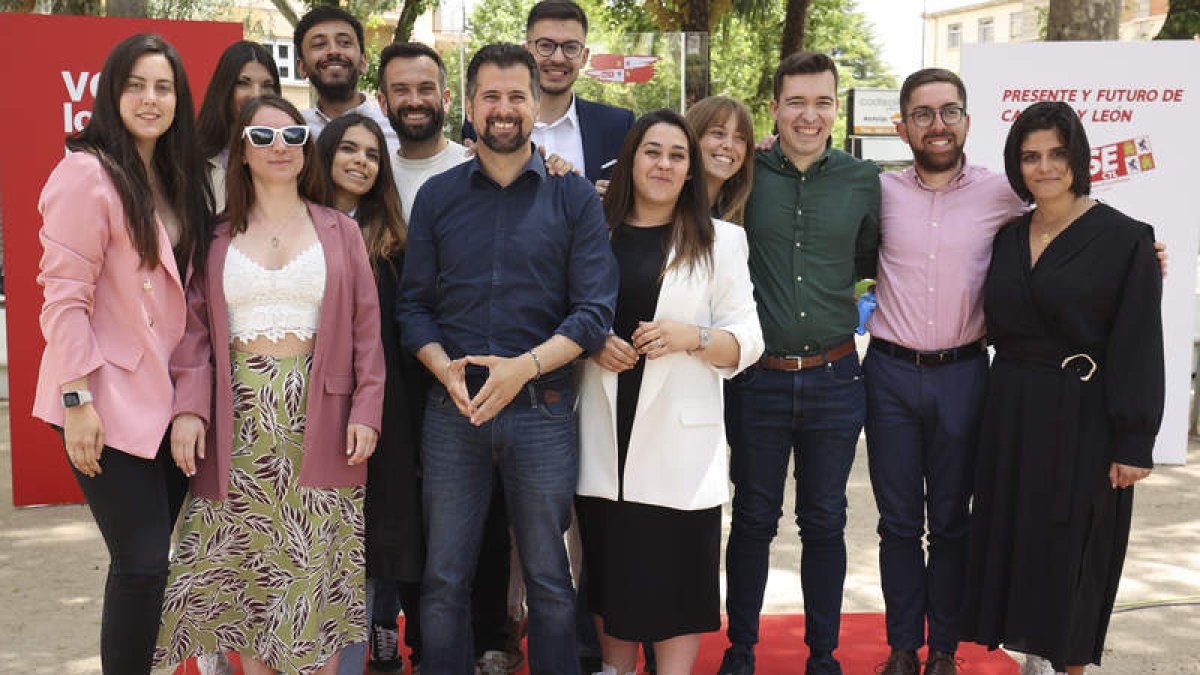 Tudanca y jóvenes socialistas ayer, en Zamora. MARIAM A. MONTESINOS