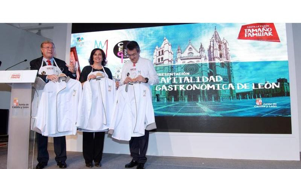 Antonio Silván, Josefa García Cirac y Juan Martínez Majo exhiben las chaquetillas de chef con el logotipo de la capitalidad gastronómica. NACHO GALLEGO/EFE