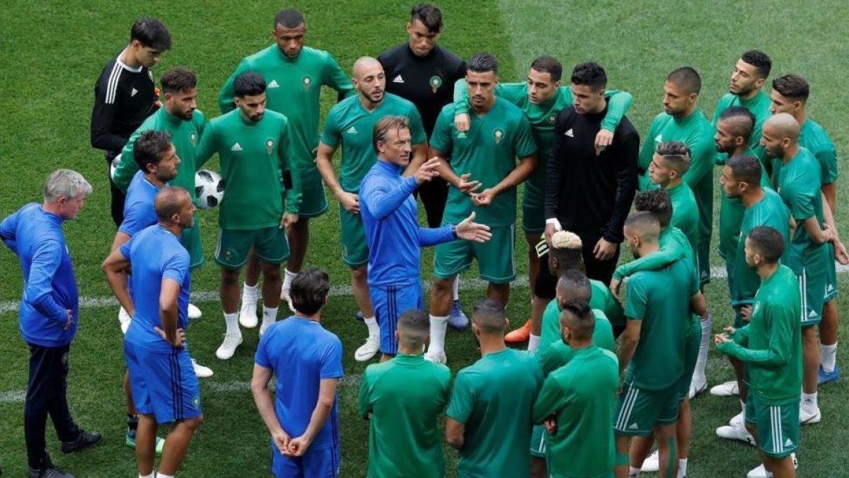 Hervé Renard, en el centro, da una charla a los jugadores de la selección marroquí