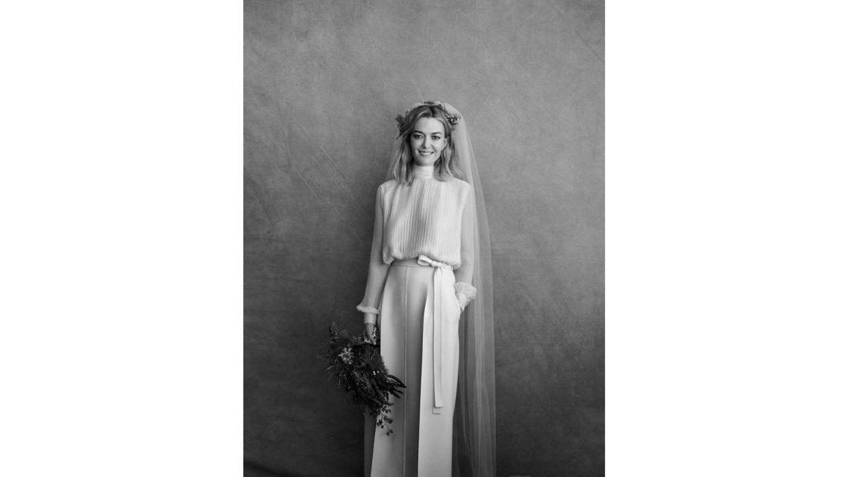 La novia, arriba, y la pareja a su llegada al cóctel. Abajo, el ‘leonés’ Amancio Ortega. PETER LINDBERGH / ZIPI