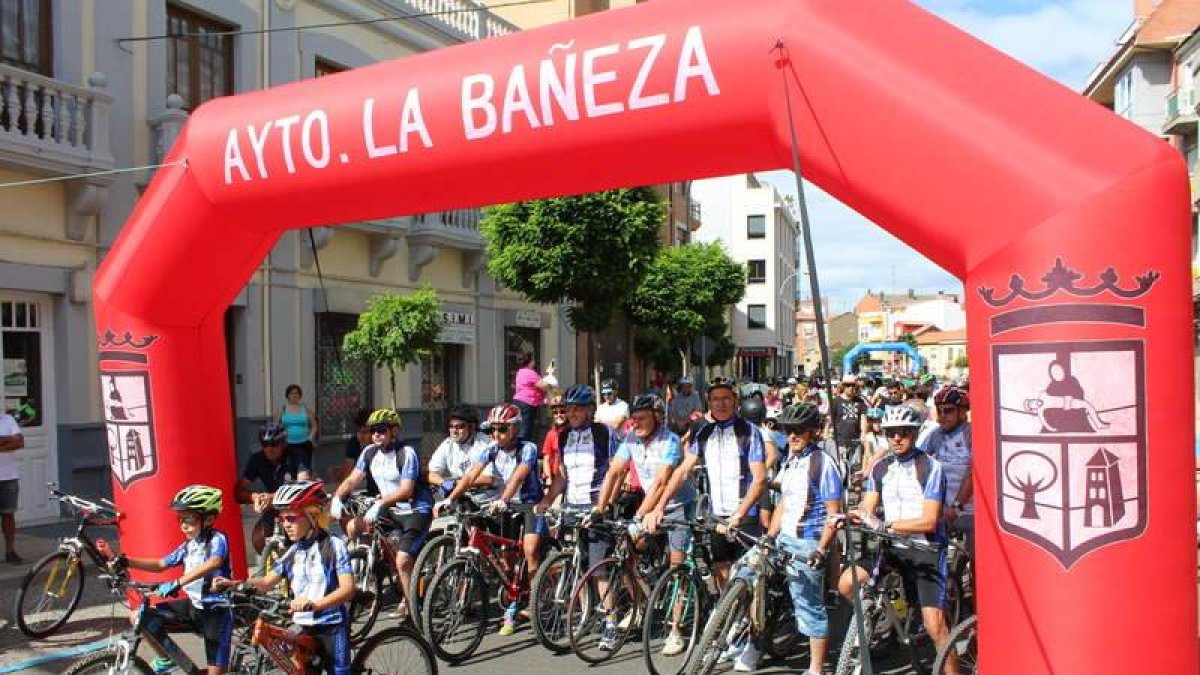 Las dos jóvenes promesas de la Peña El Piñón Cortes dan la salida de la fiesta de la bici solidaria.