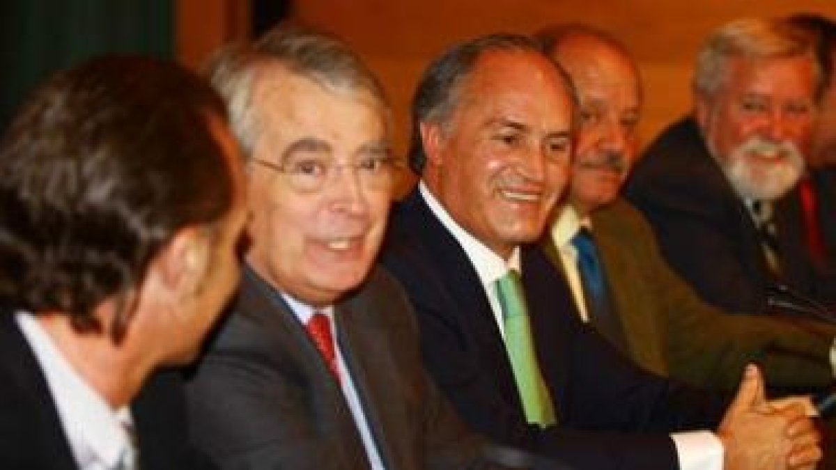 Evaristo del Canto, en el centro, durante un consejo.