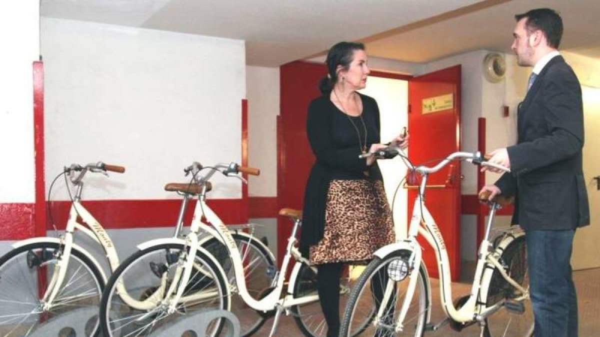 Martín-Granizo y Gavilanes junto a las bicicletas municipales.
