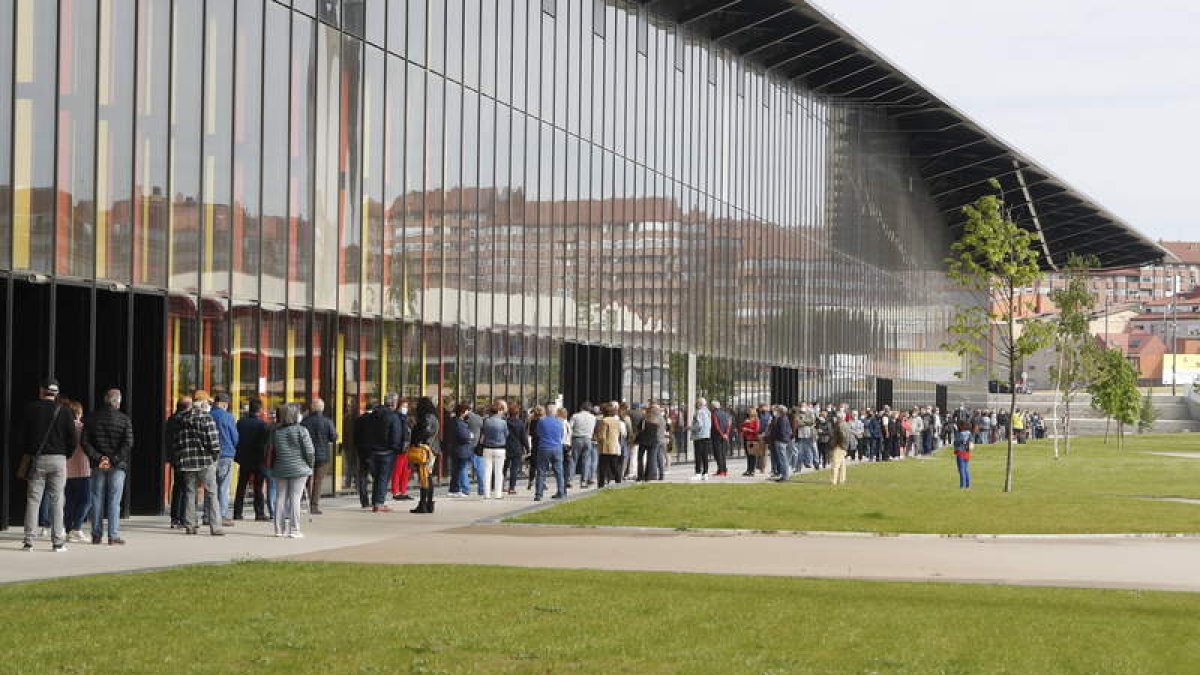Los leoneses acuden a vacunarse en los llamamientos masivos; ayer en el Palacio de Exposiciones. RAMIRO