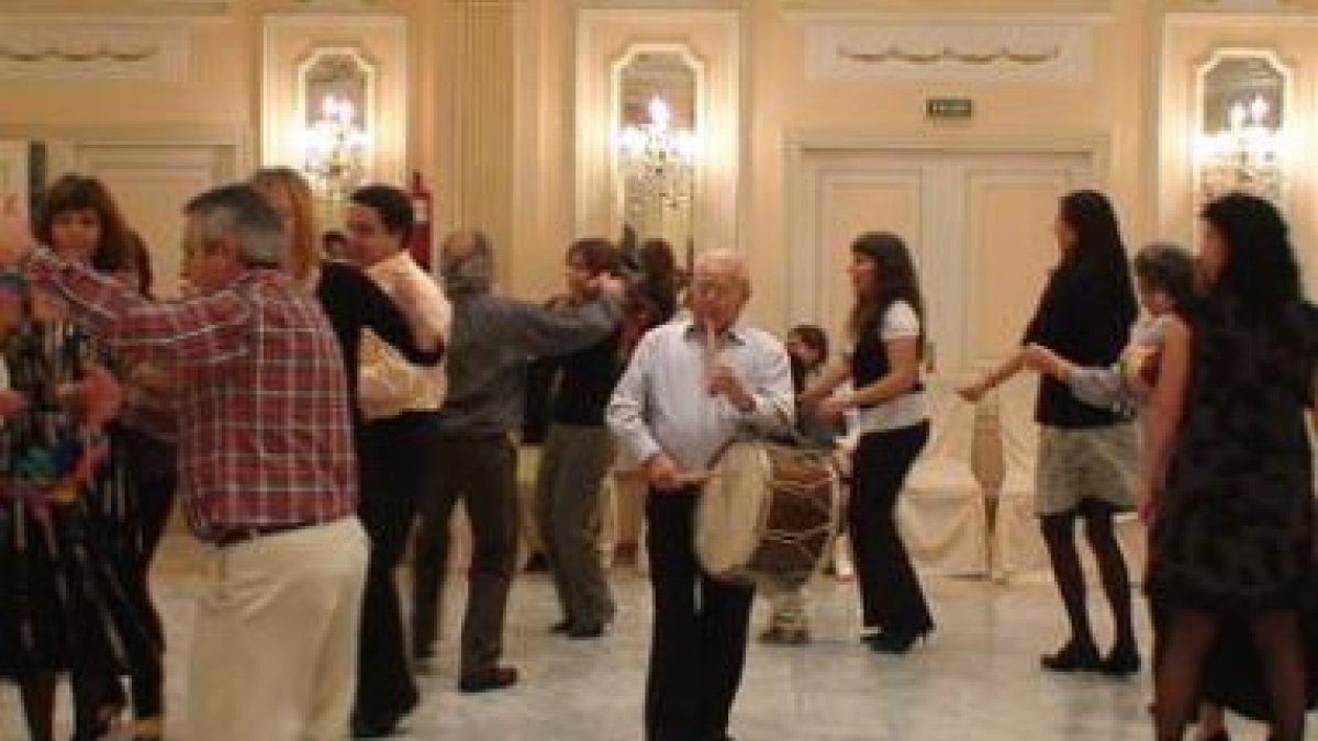 La cena de los Amigos de Rabanal acabó con un concurrido baile.