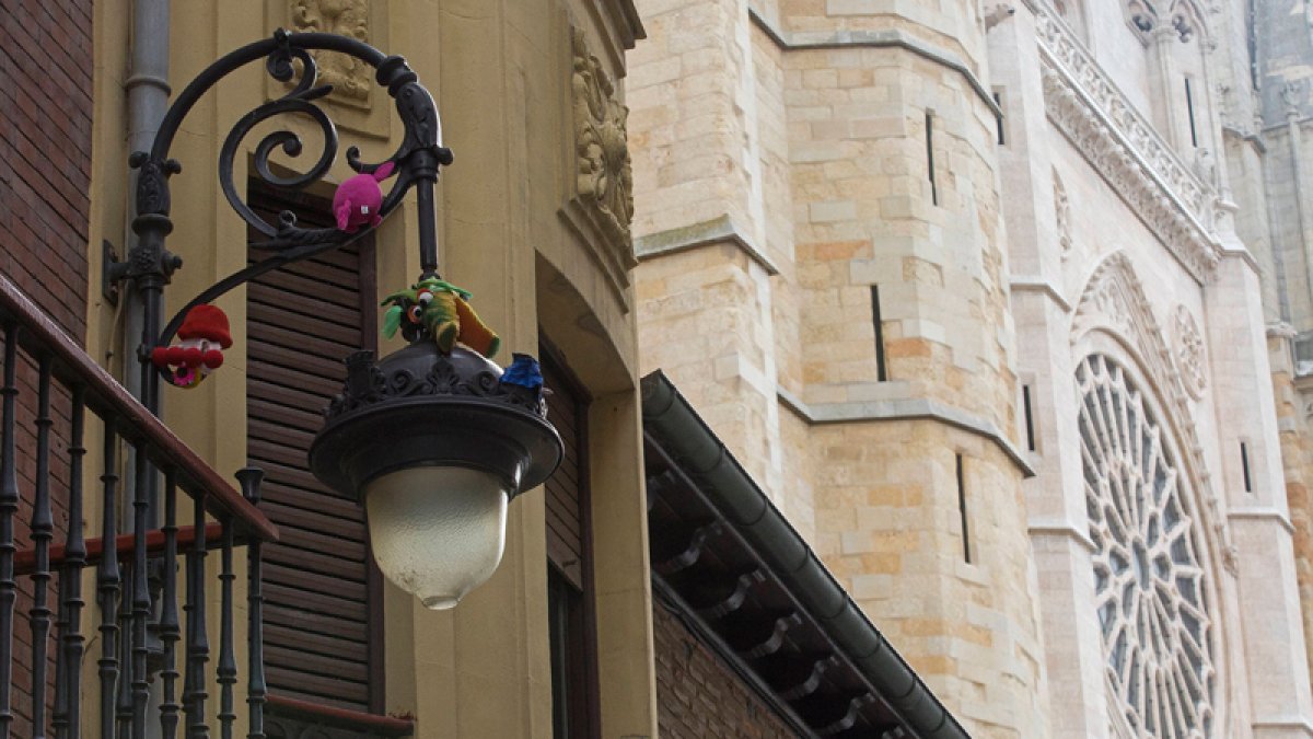 Varios peluches decoran una farola en el centro de Leon_19165363