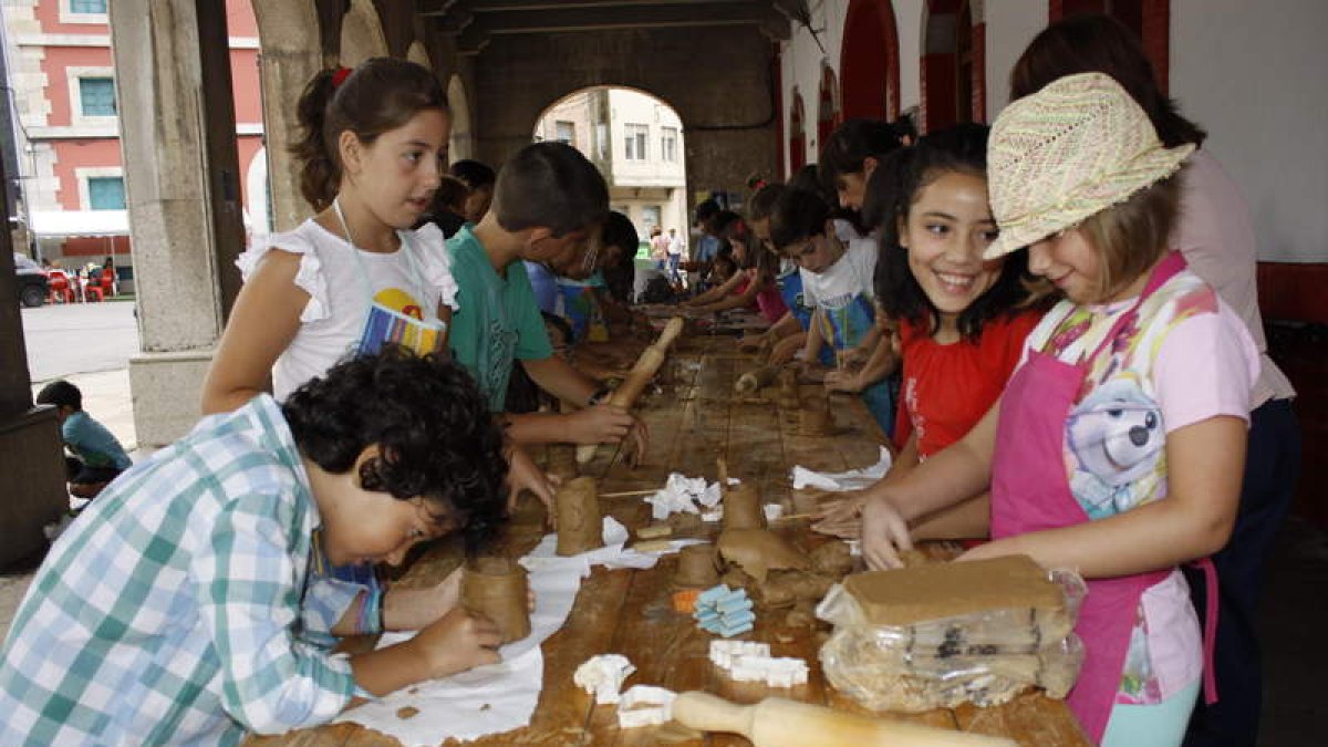 Casi un centenar de niños disfrutaron con los talleres para modelar el barro. CAMPOS
