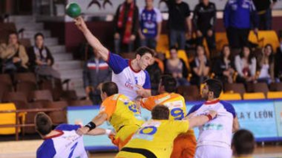 Iosu Goñi lanza ante la férrea defensa rival.