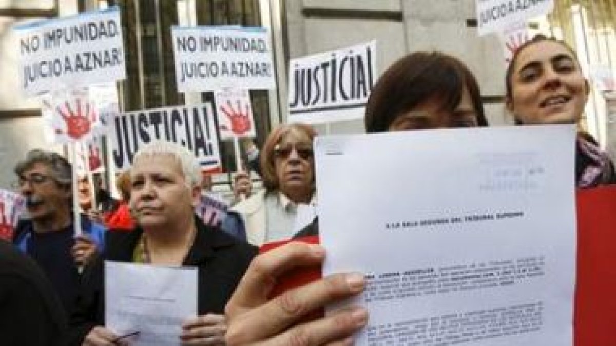 Ciudadanos de la plataforma acudieron ayer al Supremo