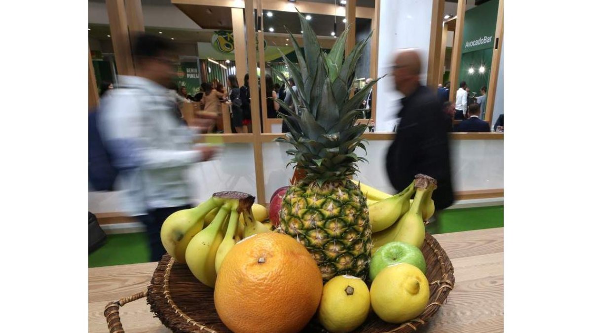 Cesta de frutas en la inauguración de una feria del sector. JAVIER LIZÓN