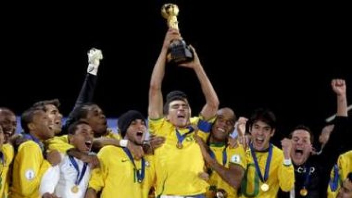 Los integrantes de la selección brasileña levantan la copa que les acredita como campeones.