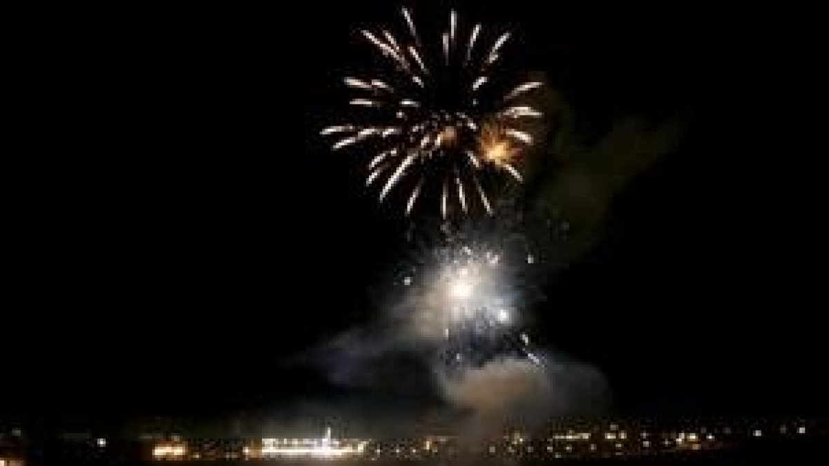 Los fuegos con los que se remató el lunes la jornada grande de La Encina fueron espectaculares