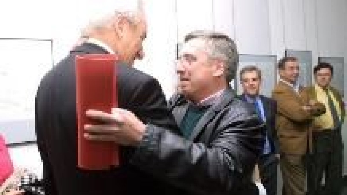 Gorka Landáburu saluda a Luis del Olmo a su llegada a la Casa de la Cultura de Ponferrada