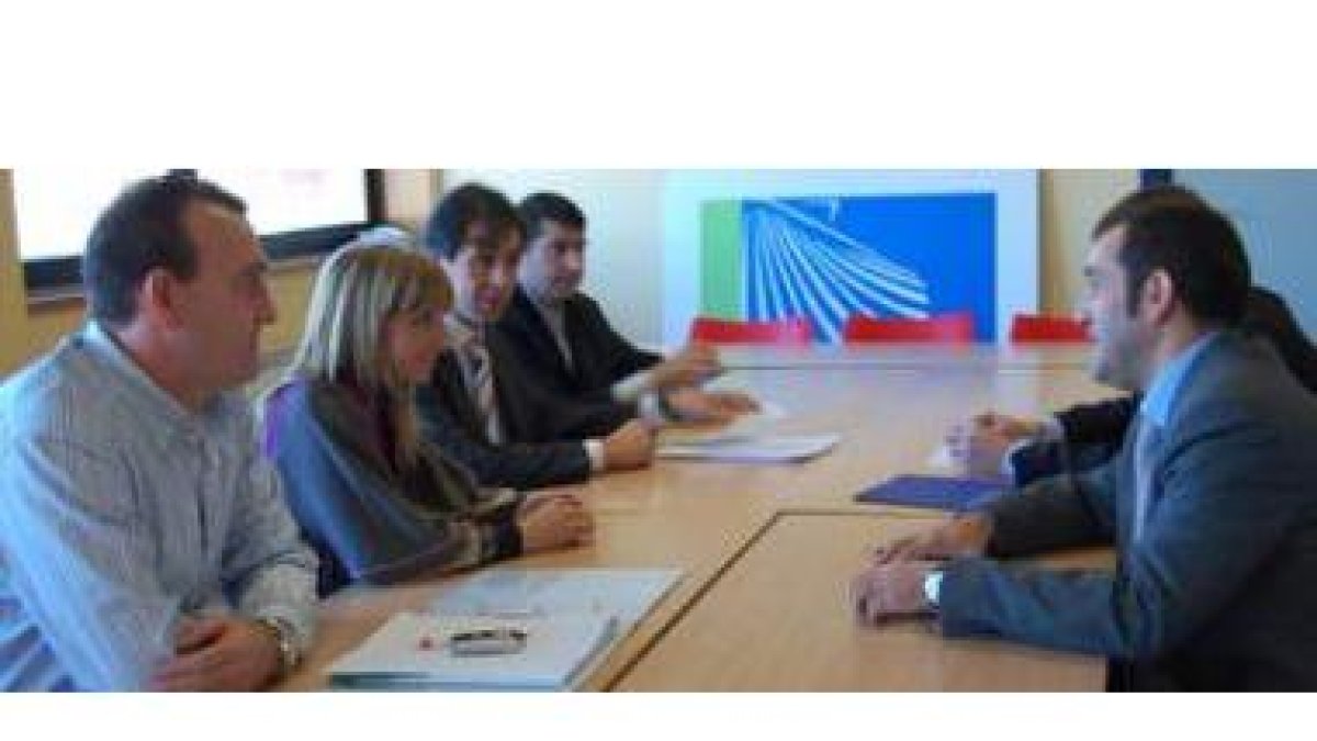 El concejal de Servicios, Alberto Fernández; y la alcaldesa Mª Eugenia Gancedo con responsables de