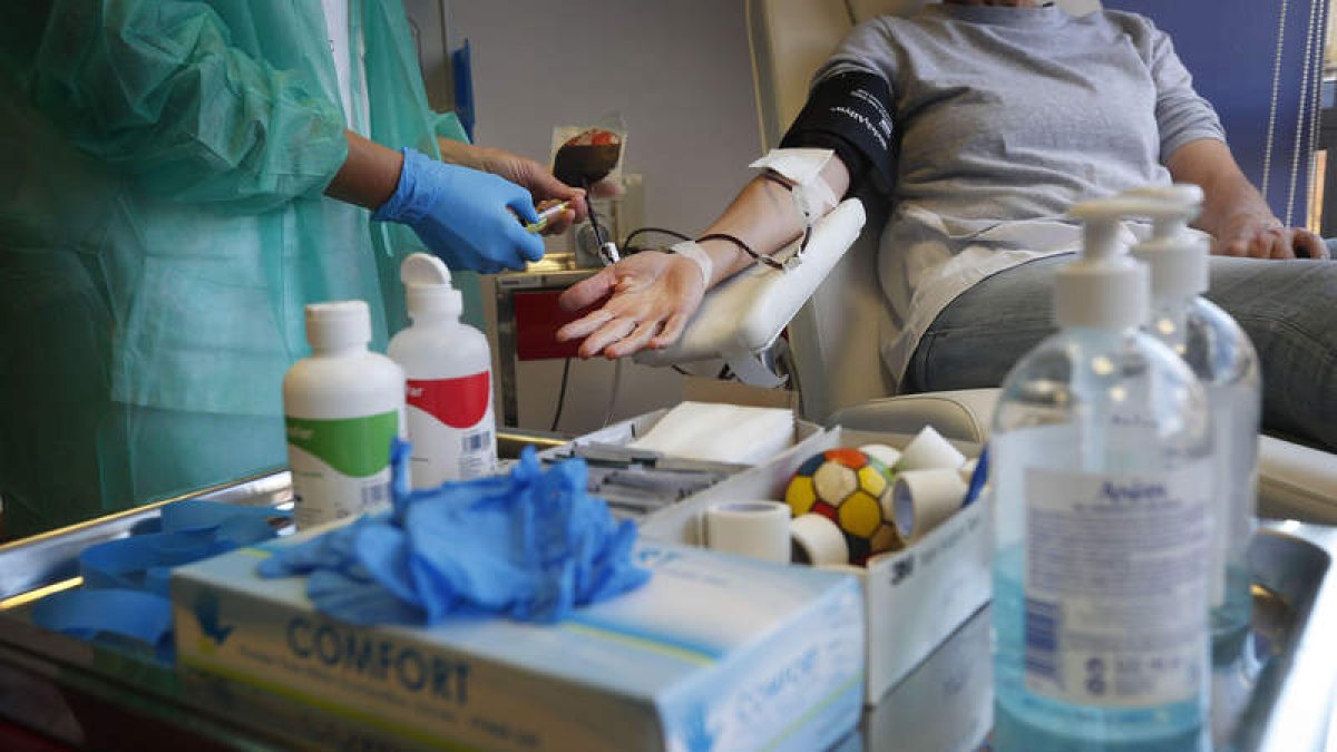 Una voluntaria dona su sangre en el centro de salud de José Aguado. ARCHIVO