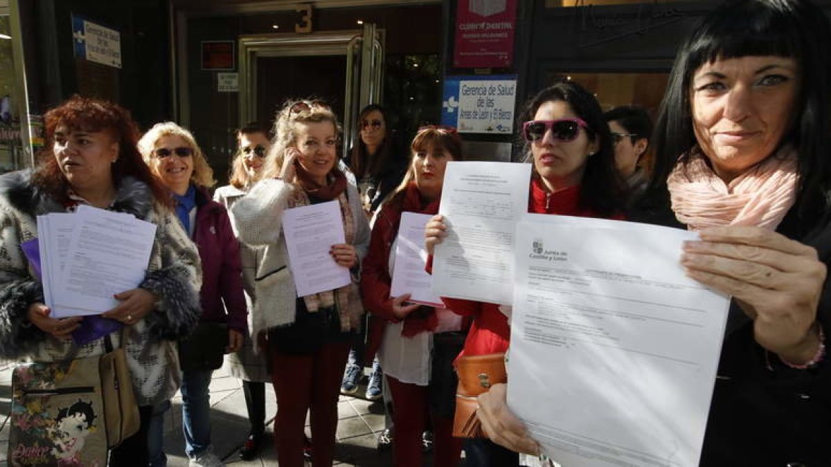Aspirantes leonesas ante la Gerencia de Salud de León antes de formalizar sus quejas. RAMIRO