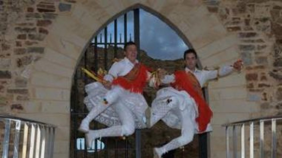 Un momento de la procesión del Voto de Laguna de Negrillos con la imagen de la Virgen del Arrabal