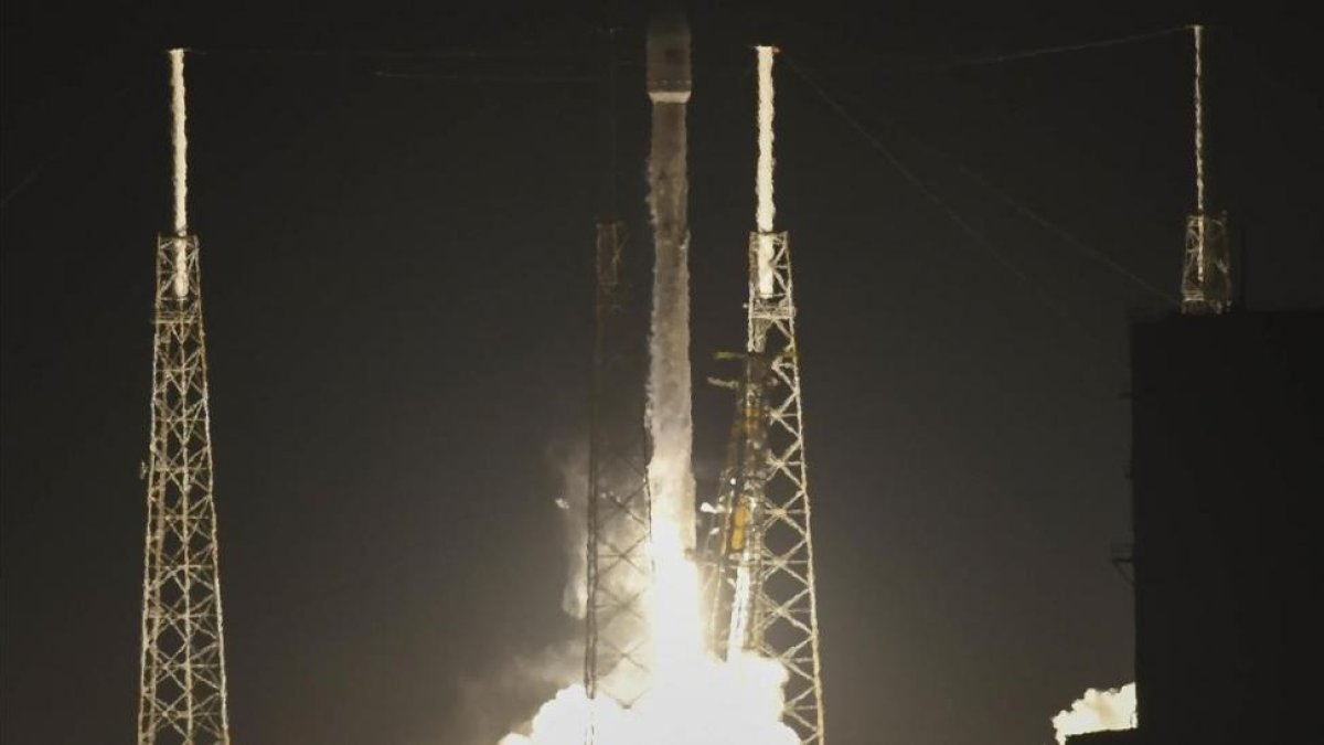 Despegue del satélite espía Zuma, propulsado por un cohete de SpaceX, en Cabo Cañaveral.