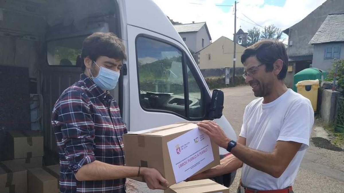 El ILC pone en marcha una brillante campaña en la que lleva libros fundamentales a sus pueblos. DL