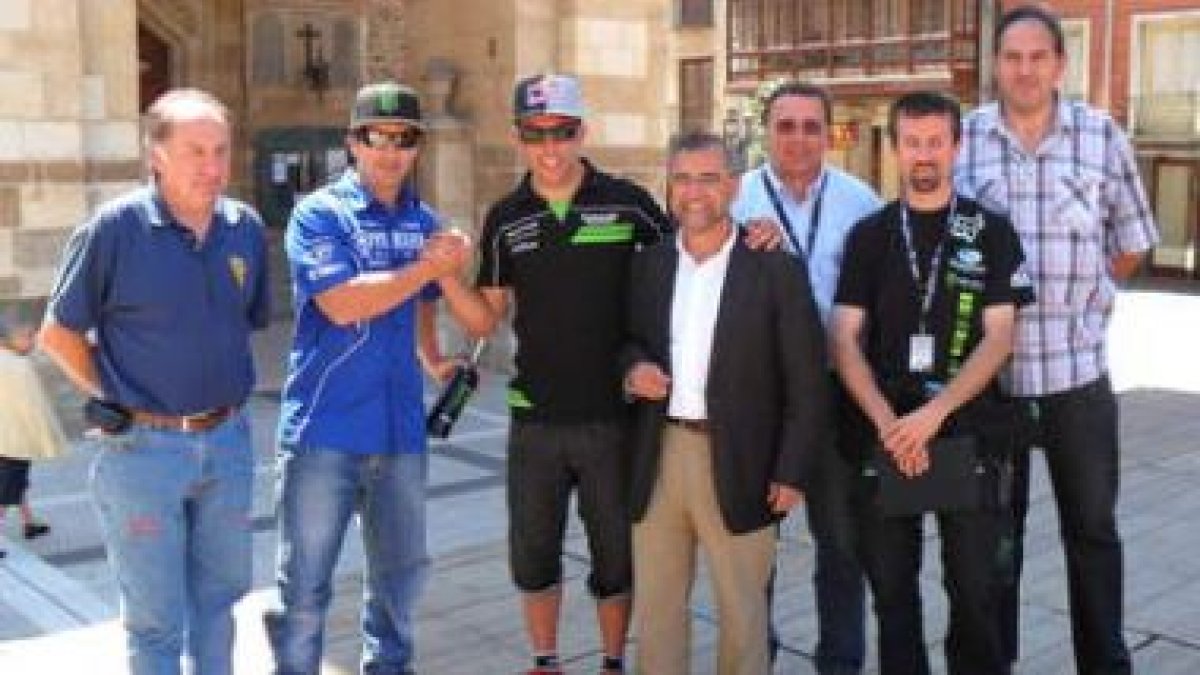 Rizzi (FIM), representante de Youthstream y los pilotos Barragán y Campano con Falagán y Palazuelo.