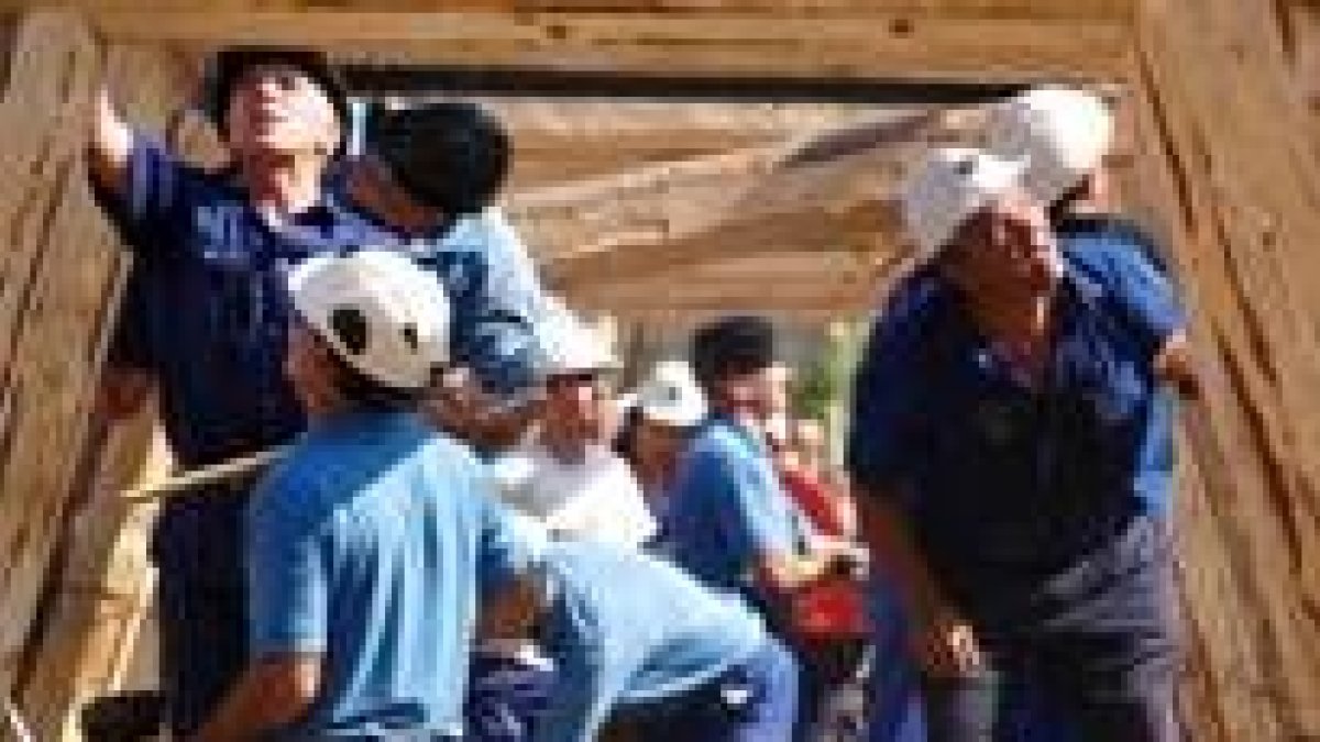 Participantes en el concurso de entibadores durante la prueba