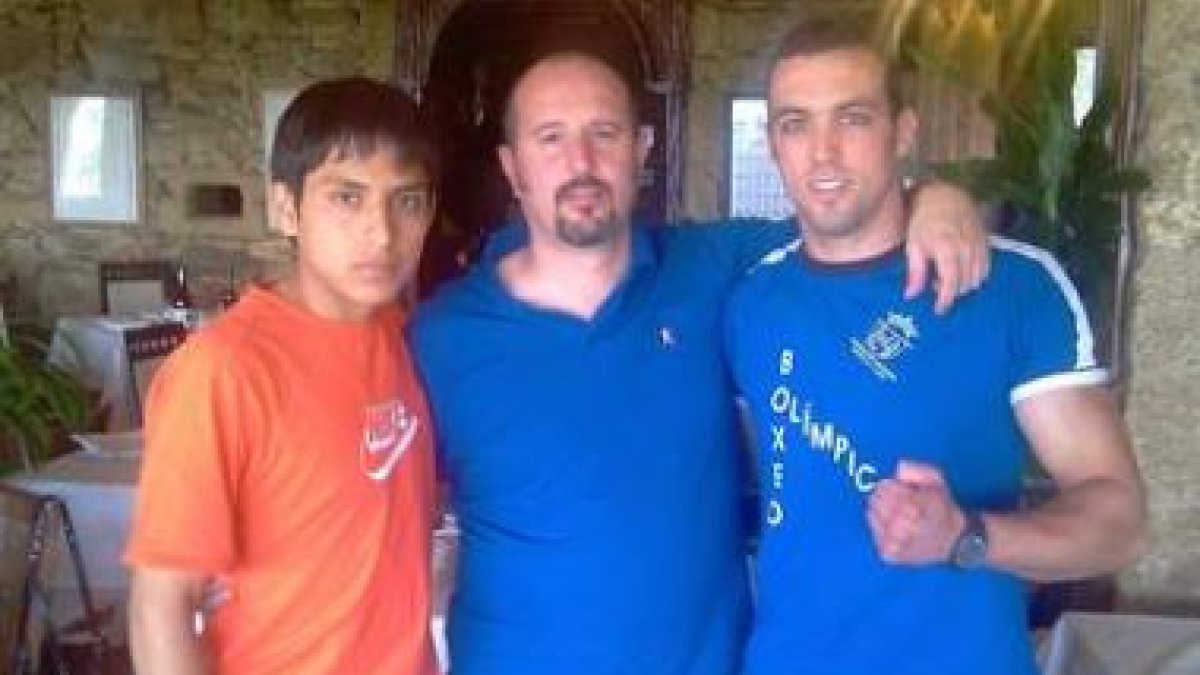 Sumba y Rodríguez con su preparador Alfredo Arrojo.