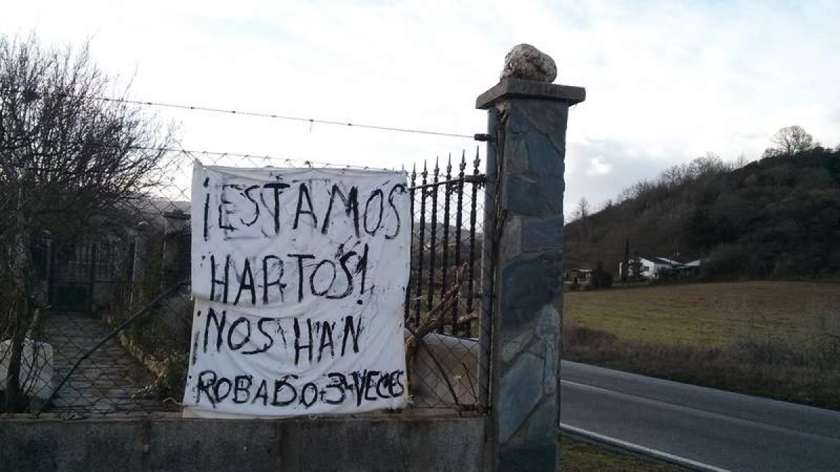 La pancarta de denuncia del hostelero por tantos robos.