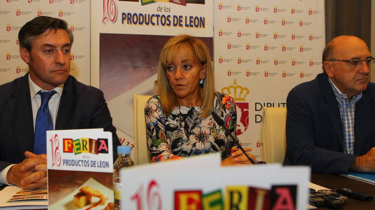 Miguel Ángel Robla, Isabel Carrasco y Álvarez-Canal, ayer en la presentación.