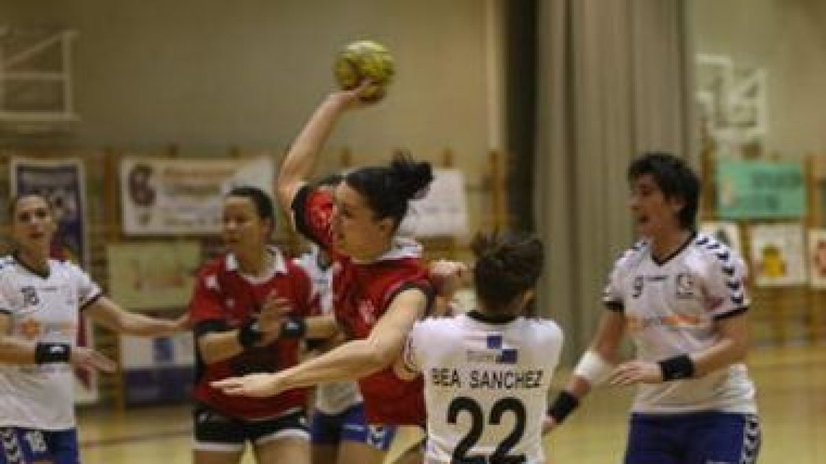 Las jugadoras del Molly Cleba se esforzaron al máximo frente a las componentes del equipo del Elda P