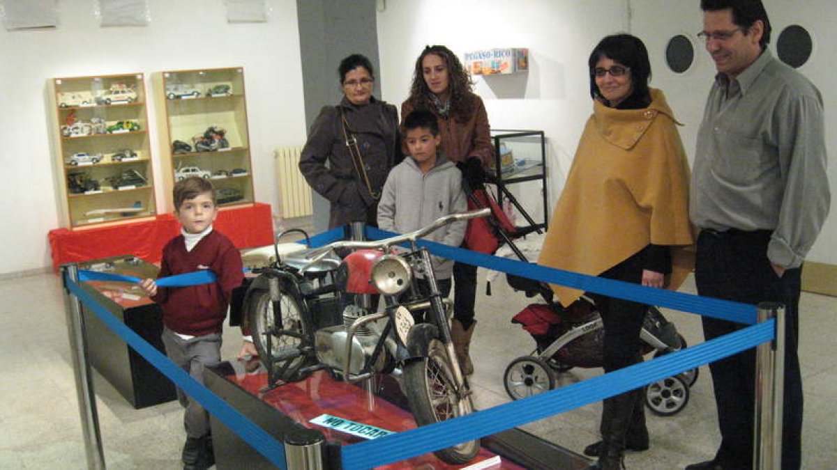La concejala de Cultura y el presidente del Foro, junto a varios niños en la exposición.