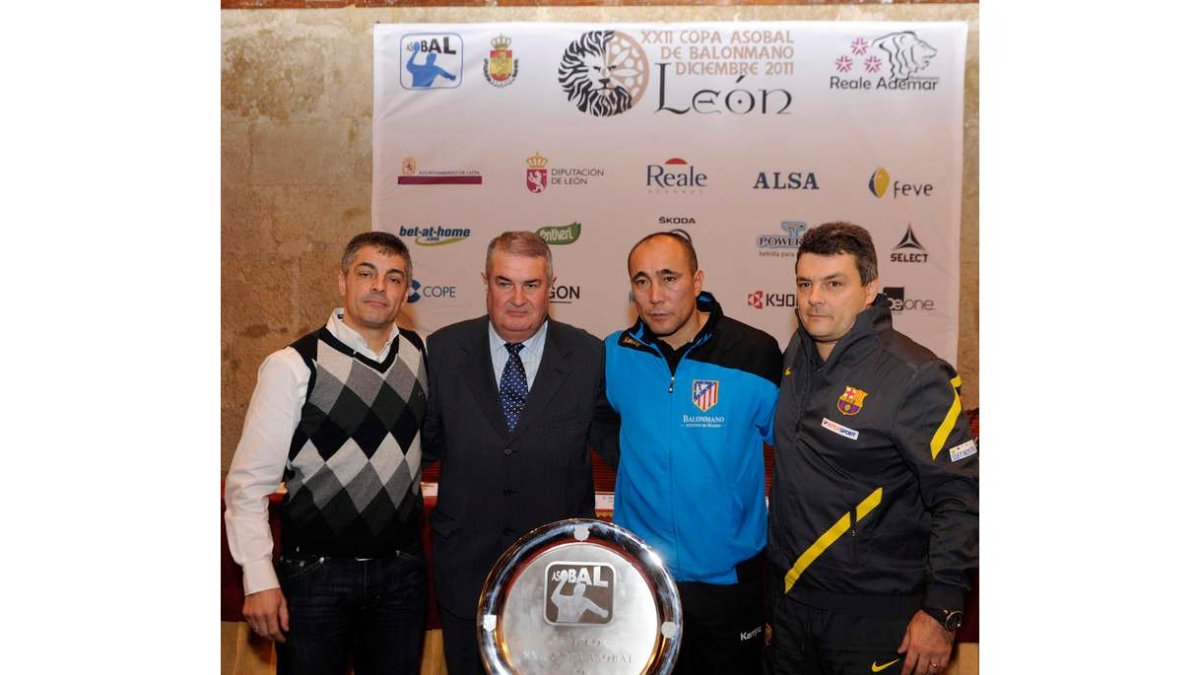 El técnico del Ademar, Isidoro Martínez, junto al presidente de la Asobal, y los técnicos del Atlético, Dujshebaev y Barça, Pascual.