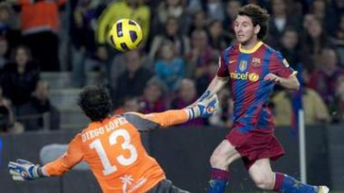 Messi eleva el balón por encima de Diego López que suponía el 2-1 para el Barcelona.