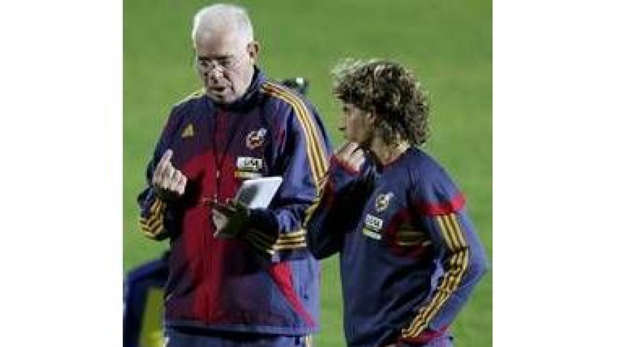 Luis Aragonés conversa con Alberto Rivera durante un entrenamiento de la selección en Las Rozas