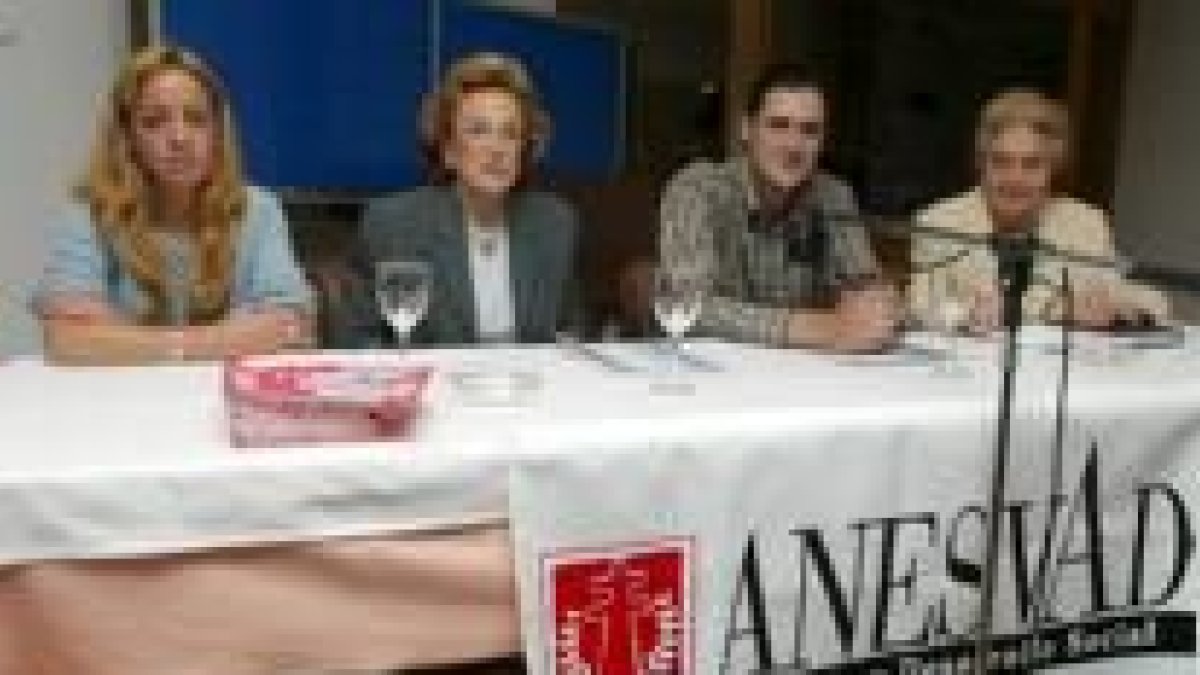 Los voluntarios de Anesvad, ayer, con las amas de casa de Doña Berenguela