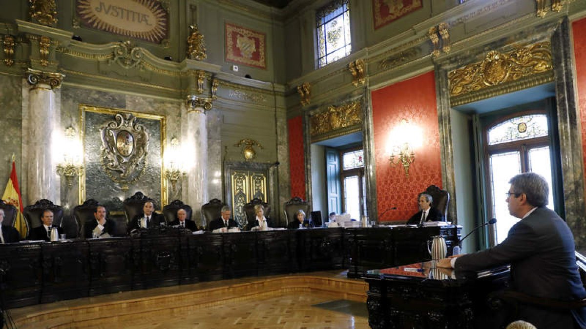 Homs, en el Tribunal Supremo donde comenzó a ser juzgado ayer por desobediencia. S. BARRENECHEA