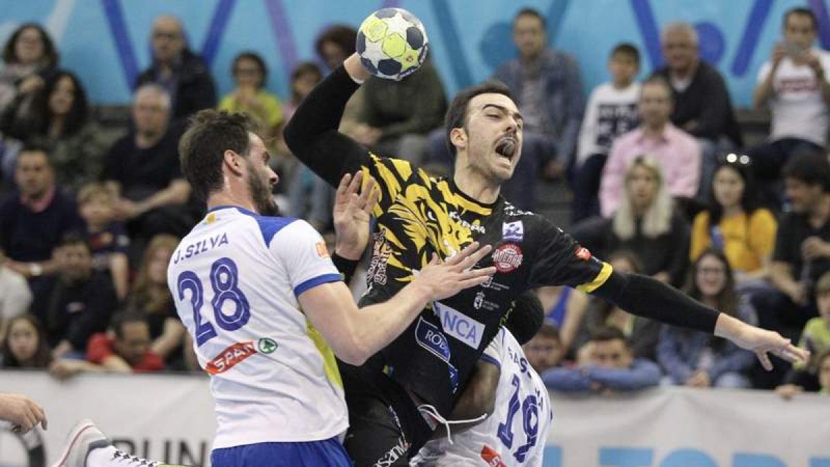 Álex Costoya, autor de cinco goles, intenta superar a la defensa de Granollers, que se impuso al ataque del Ademar en la pista vallesana. LOF