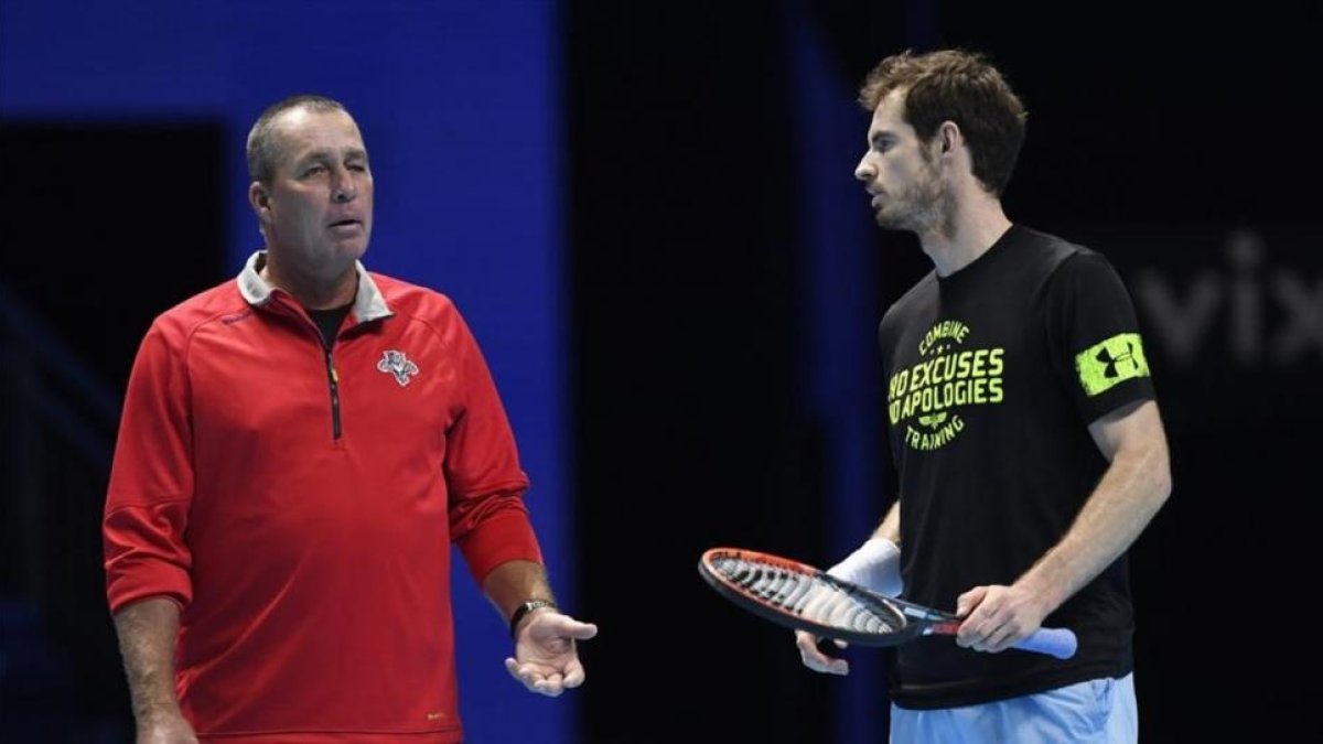 Andy Murray recibe consejos de su entrenador Ivan Lendl, durante el entrenamiento en Londres.