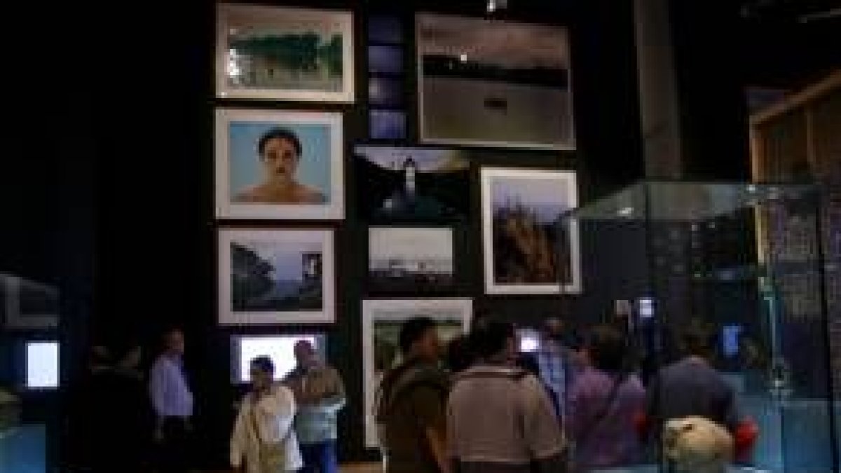La representación del Musac la integran nueve obras -en la pared del fondo- y tres vídeos