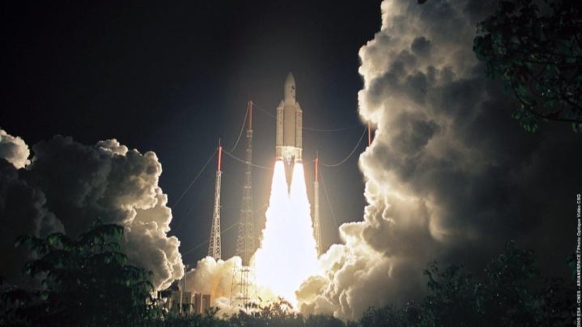 Foto facilitada por la Agencia Espacial Europea del cohete genérico Ariane 5 V169 despegando del Centro Espacial de Kouroum. ESA