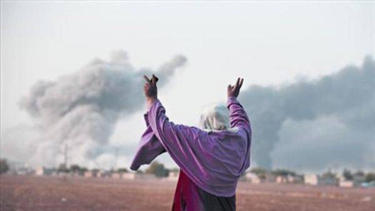 Una mujer kurda celebra un ataque aéreo de la coalición contra el EI en Kobani.