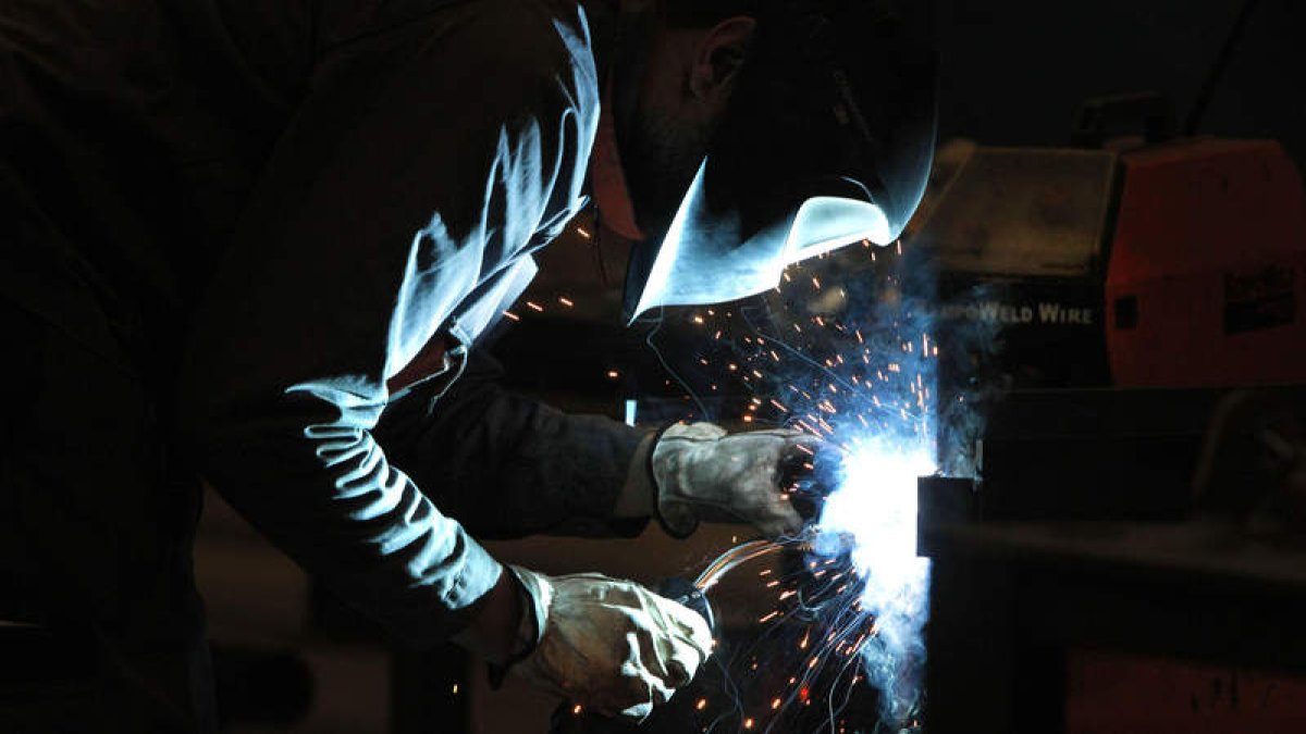Un trabajadore cortando metales por láser en una empresa de León