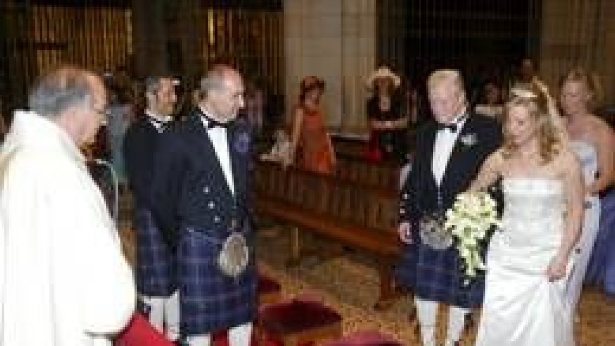 El novio con el traje escocés recibe a la novia acompañada de su padrino